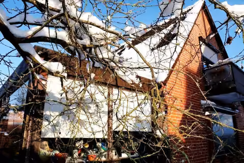 Zwangsversteigerung Einfamilienhaus in Lauenburg/Elbe – Nördliche Grundstücksgrenze mit Zufahrt und Pkw-Garage.