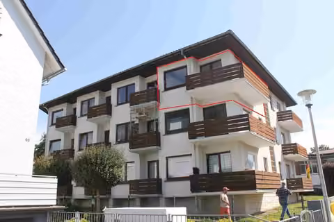 Zwangsversteigerung Eigentumswohnung in Bad Pyrmont, Oesdorf – Außenansicht des Mehrfamilienhauses aus südwestlicher Richtung mit Balkonen.