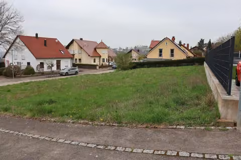 Zwangsversteigerung in Hainsfarth – Blick von Südosten nach Nordwesten über das unbebaute Grundstück.