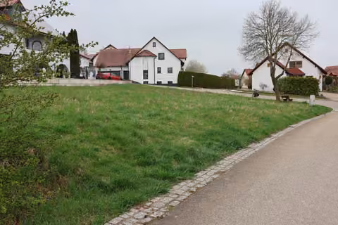 Zwangsversteigerung in Hainsfarth – Blick von Nordwesten nach Südosten entlang des Grundstücksrandes.