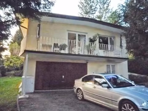 Zwangsversteigerung Einfamilienhaus in Baierbrunn – Ansicht des Einfamilienhauses von Osten mit Garagenzufahrt und Vorgarten.