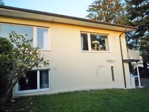 Zwangsversteigerung Einfamilienhaus in Baierbrunn – Südansicht des Gebäudes mit Gartenbereich.