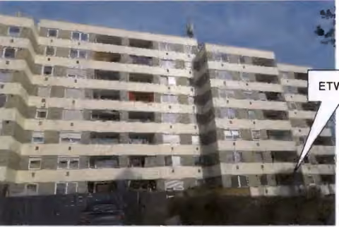 Zwangsversteigerung Eigentumswohnung in Waldkraiburg – Außenansicht des Mehrfamilienhauses Südostseite mit Kennzeichnung der Eigentumswohnung Nr. 2.