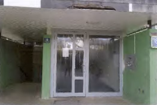 Zwangsversteigerung Eigentumswohnung in Waldkraiburg – Eingangsbereich des Gebäudes Anton-Günther-Weg 18.
