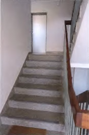 Zwangsversteigerung Eigentumswohnung in Waldkraiburg – Treppenhaus und Erschließungsflur im Gebäude.
