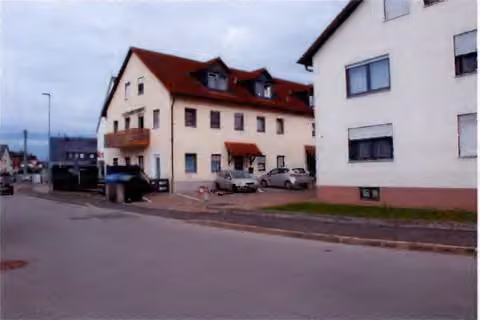 Zwangsversteigerung Eigentumswohnung in Dillingen an der Donau, Hausen – Außenansicht des Grundstücks und Wohnhauses Untere Hauptstraße 1 und 1 1/2.
