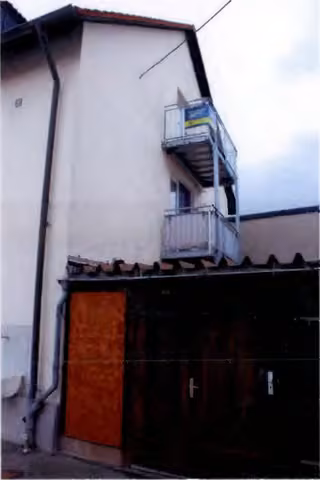 Zwangsversteigerung Eigentumswohnung in Dillingen an der Donau, Hausen – Nordgiebel des Wohnhauses mit dem Balkon der Wohnung Nr. 12.