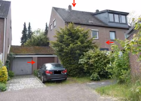 Zwangsversteigerung Doppelhaushälfte in Bremen, Lesum – Straßenansicht der Doppelhaushälfte mit Vorgarten und Garagenzufahrt.