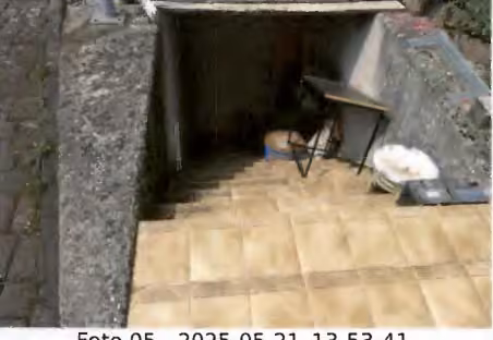 Zwangsversteigerung Wohn-/Geschäftshaus in Gelnhausen, Kernstadt – Rückwärtige Gebäudeansicht mit Balkonen und Stellplatzbereich.