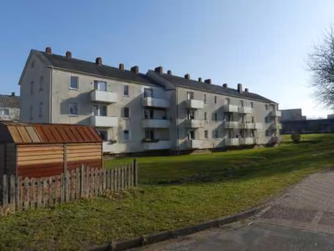 Zwangsversteigerung Eigentumswohnung in Lemwerder, Altenesch – Nordwestansicht des Wohngebäudes mit Lagekennzeichnung der Wohnung Nr. 50 im Erdgeschoss.