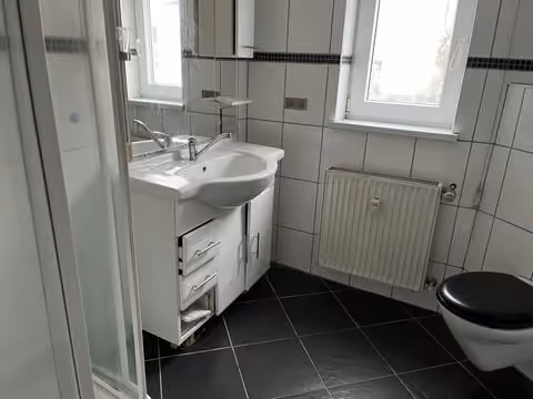 Zwangsversteigerung Einfamilienhaus in Remlingen – Südostansicht des zweigeschossigen Fachwerk-Zweifamilienhauses.