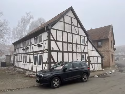 Zwangsversteigerung Einfamilienhaus in Remlingen – Gefliestes Badezimmer im Obergeschoss der Wohnung 1.