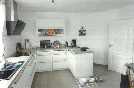 Zwangsversteigerung Einfamilienhaus in Bad Zwischenahn, Ohrwege – Moderne Einbauküche im Erdgeschoss.