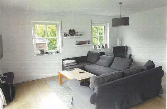Zwangsversteigerung Einfamilienhaus in Bad Zwischenahn, Ohrwege – Wohn- und Essbereich mit sichtbarem Kaminofenanschluss.
