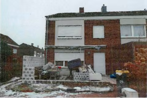 Zwangsversteigerung Reihenhaus in Rheine, Schotthock – Südseite des Wohnhauses mit Terrasse und Gartenzugang.