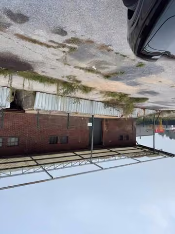 Zwangsversteigerung Halle/Lager in Nettetal, Kaldenkirchen – Außenansicht der Gewerbehalle mit befestigter Freifläche und Vordach.
