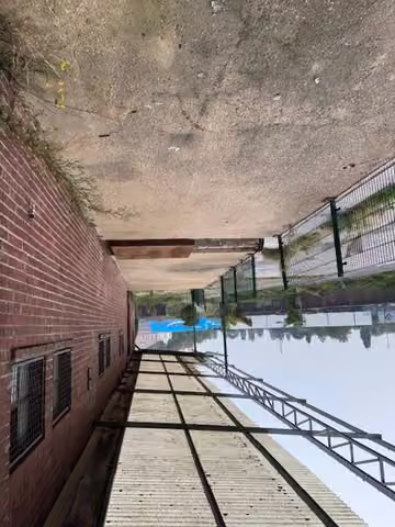Zwangsversteigerung Halle/Lager in Nettetal, Kaldenkirchen – Seitenansicht der Halle mit angrenzender Grundstücksgrenze und Einzäunung.