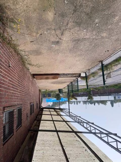Zwangsversteigerung Halle/Lager in Nettetal, Kaldenkirchen – Seitenansicht der Halle mit angrenzender Grundstücksgrenze und Einzäunung.