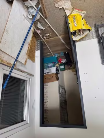 Zwangsversteigerung Halle/Lager in Nettetal, Kaldenkirchen – Innenansicht mit Lagerungsgegenständen und sanierungsbedürftigem Ausbau.