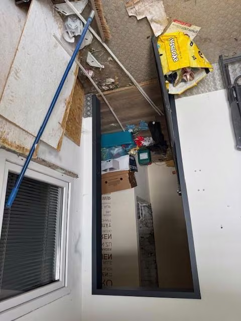 Zwangsversteigerung Halle/Lager in Nettetal, Kaldenkirchen – Innenansicht mit Lagerungsgegenständen und sanierungsbedürftigem Ausbau.