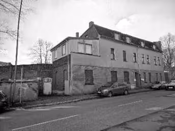 Zwangsversteigerung Wohn-/Geschäftshaus in Essen, Katernberg – Straßenfassade an der Gelsenkirchener Straße mit Hofeinfahrt.