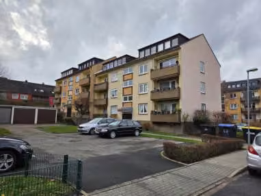 Zwangsversteigerung Eigentumswohnung in Essen, Bochold – Vorderansicht des Mehrfamilienhauses Mühlengrund 37 mit Balkonen.