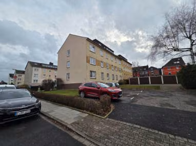 Zwangsversteigerung Eigentumswohnung in Essen, Bochold – Blick von der Straße auf Bebauung Mühlengrund 37 und 39 mit Zufahrt.
