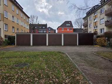 Zwangsversteigerung Eigentumswohnung in Essen, Bochold – Innenansicht der Fertiggarage Teileigentum Nr. 19 mit Schwingtor.