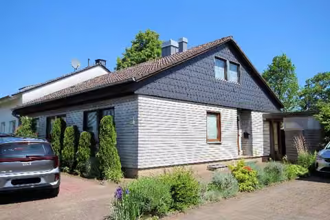 Zwangsversteigerung Eigentumswohnung in Haltern am See, Hullern – Vorderansicht des Einfamilienhauses Borkenbergestraße 20 mit Vorgarten.