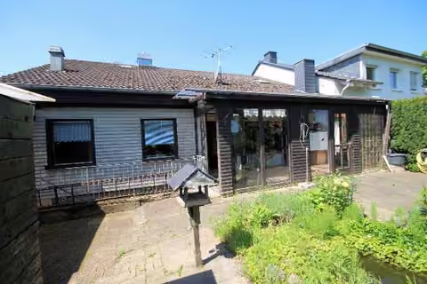 Zwangsversteigerung Eigentumswohnung in Haltern am See, Hullern – Straßenansicht mit Zufahrt, Garage und Carport.