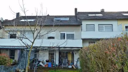 Zwangsversteigerung Reihenhaus in Detmold, Heiligenkirchen – Westansicht der Gebäuderückseite mit Terrasse und Garten