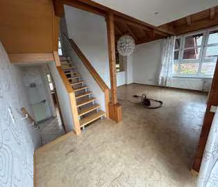 Zwangsversteigerung Zweifamilienhaus in Schieder-Schwalenberg, Brakelsiek – Wohnbereich im Erdgeschoss mit Halbetage und Treppenaufgang.