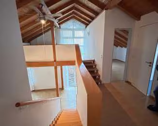 Zwangsversteigerung Zweifamilienhaus in Schieder-Schwalenberg, Brakelsiek – Dachgeschosstreppe mit Blick auf die Empore.