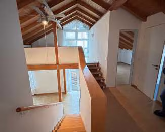 Zwangsversteigerung Zweifamilienhaus in Schieder-Schwalenberg, Brakelsiek – Dachgeschosstreppe mit Blick auf die Empore.