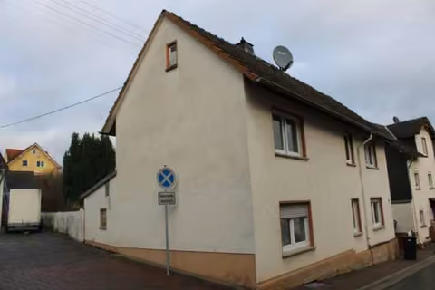 Zwangsversteigerung Einfamilienhaus in Flacht – Süd-West-Ansicht des Wohnhauses von der Straßenseite