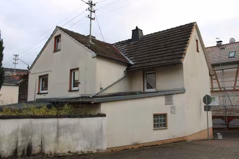 Zwangsversteigerung Einfamilienhaus in Flacht – Nord-West-Ansicht des Wohnhauses und Nebengebäudes