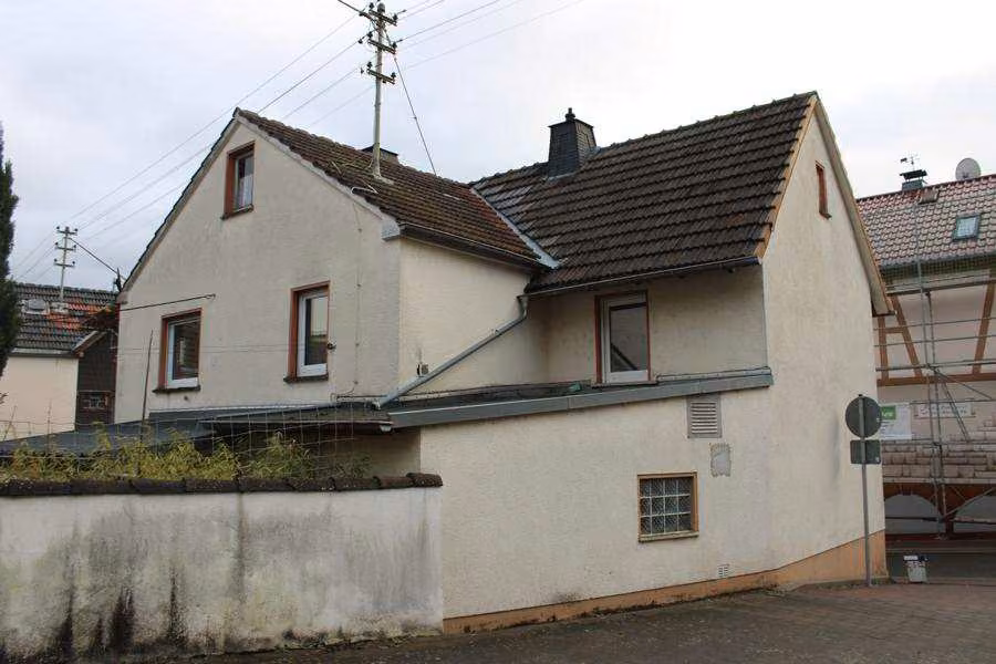Zwangsversteigerung Einfamilienhaus in Flacht – Nord-West-Ansicht des Wohnhauses und Nebengebäudes