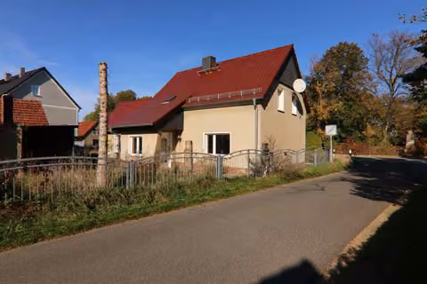 Zwangsversteigerung Einfamilienhaus in Rothenburg/O.L., Nieder-Neundorf – Südseite des Flurstücks 179 und Wohngebäude Görlitzer Landstraße 62.