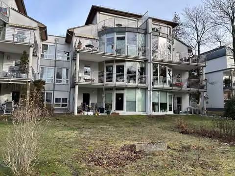 Zwangsversteigerung Eigentumswohnung in Chemnitz, Altendorf – Gesamtrückansicht der Wohnanlage mit Südausrichtung und Lage der Wohnung im Erdgeschoss.