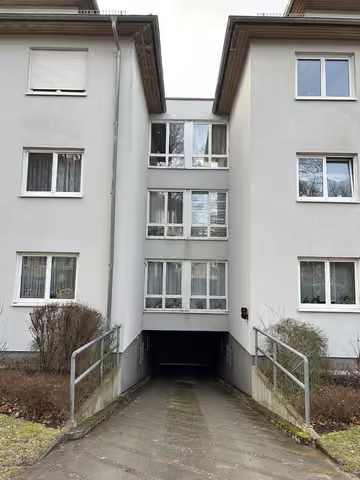 Zwangsversteigerung Stellplatz/Garage in Chemnitz, Altendorf – Ansicht der Tiefgaragenzufahrt mittig zwischen den Gebäuden.