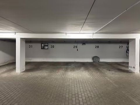 Zwangsversteigerung Stellplatz/Garage in Chemnitz, Altendorf – Teilansicht der Tiefgarage und Ansicht von Stellplatz Nr. 30.