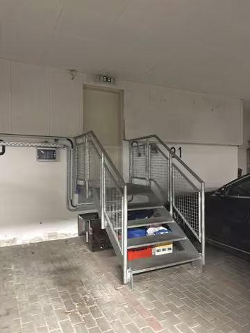 Zwangsversteigerung Stellplatz/Garage in Chemnitz, Altendorf – Teilansicht der Tiefgarage mit Treppenzugang zu Haus 2.