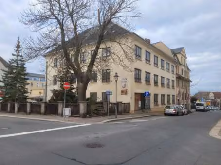 Zwangsversteigerung in Reichenbach im Vogtland – Straßenansicht des Bewertungsobjekts von der Humboldtstraße fotografiert.