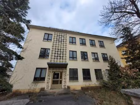 Zwangsversteigerung in Reichenbach im Vogtland – Haupteingangsbereich des Gebäudes zur Solbrigstraße hin.