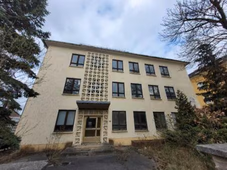Zwangsversteigerung in Reichenbach im Vogtland – Haupteingangsbereich des Gebäudes zur Solbrigstraße hin.
