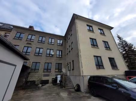 Zwangsversteigerung in Reichenbach im Vogtland – Hofseitige Fassade und Gebäuderückseite.