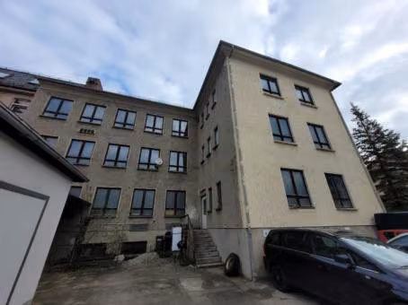 Zwangsversteigerung in Reichenbach im Vogtland – Hofseitige Fassade und Gebäuderückseite.