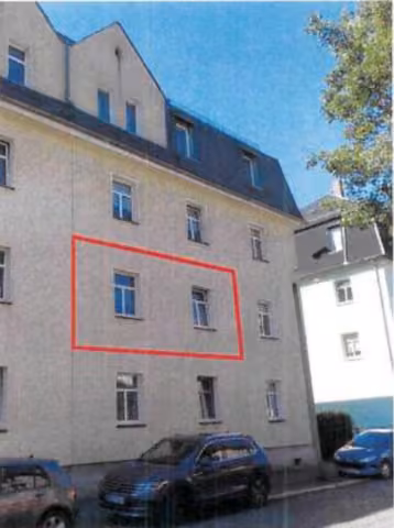 Zwangsversteigerung Eigentumswohnung in Zwickau, Pölbitz – Straßenansicht des Mehrfamilienhauses mit Kennzeichnung der Lage der Wohnung.