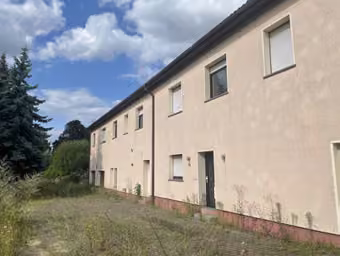 Zwangsversteigerung Einfamilienhaus in Südliches Anhalt, Reupzig – Hofansicht des zweigeschossigen Anbaus in Richtung Nordosten.