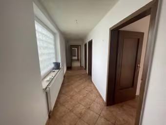 Zwangsversteigerung Einfamilienhaus in Südliches Anhalt, Reupzig – Flurbereich der linken Wohneinheit im Obergeschoss des Anbaus.